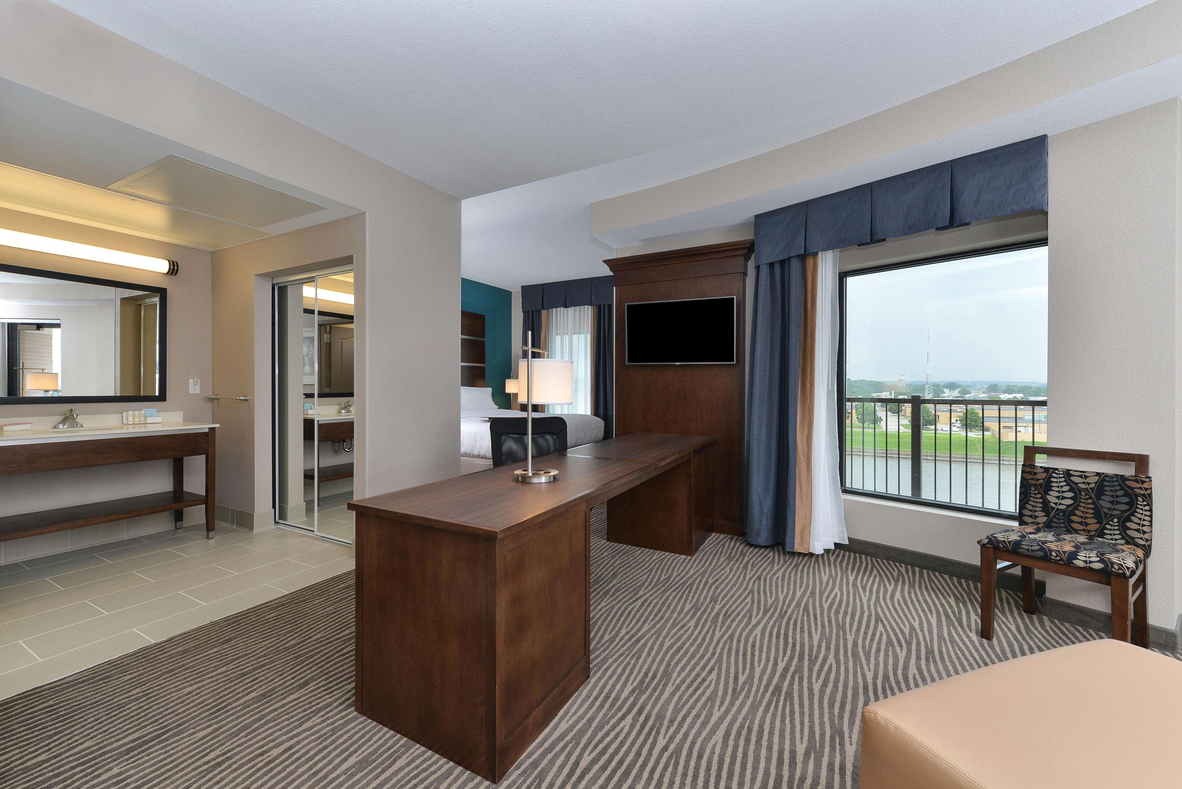 Hampton Inn & Suites Des Moines Downtown Exterior photo