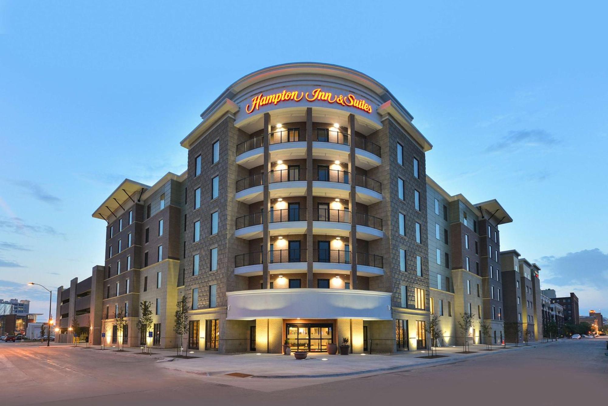 Hampton Inn & Suites Des Moines Downtown Exterior photo